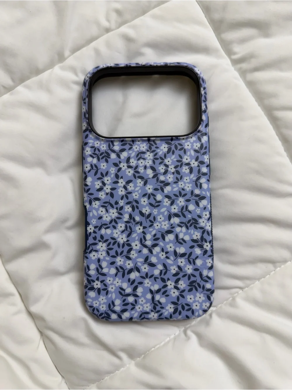 Casely iPhone 17 Pro Picking Daisies Blue Cottagecore Case BOLD